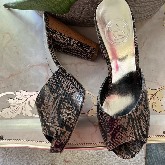 Jessica Simpson snakeskin reptile with unique inlaid wood heels - Picture 8 of 9